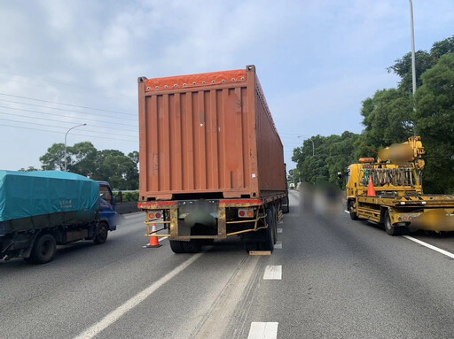 快訊/國道血滴子再現！國1南向苗栗段聯結車貨櫃脫落 後方車險遭擊落