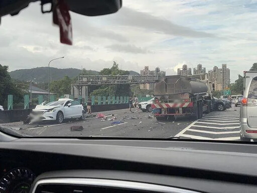 快訊/國三南下南港段「6車連環撞」傷亡不明 多輛救護車待命