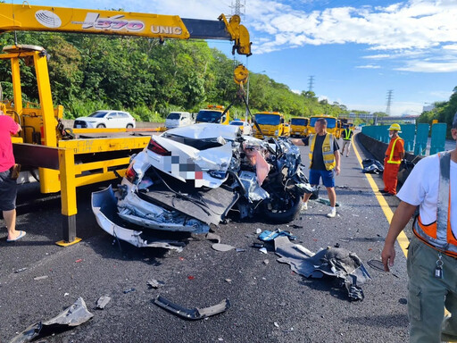 影/國3南港段重大車禍！7車驚悚連環撞10傷 遭夾撞成廢鐵慘狀曝光