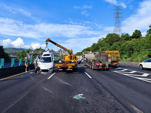 影/國3南港段重大車禍！7車驚悚連環撞10傷 遭夾撞成廢鐵慘狀曝光