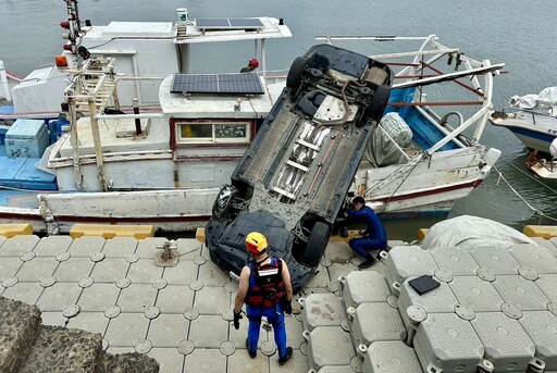 快訊/驚悚瞬間曝！新竹漁港轎車衝落碼頭 駕駛受困海巡及時救援