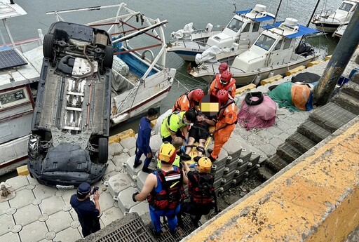 快訊/驚悚瞬間曝！新竹漁港轎車衝落碼頭 駕駛受困海巡及時救援