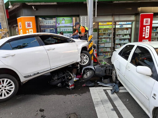 影/雲林虎尾傍晚上演「街頭飛車追逐」 失控撞電桿釀6人輕重傷