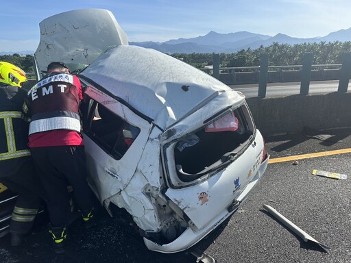 國3長治段小車爆胎撞護欄「車頭炸裂」 駕駛昏迷、乘客骨折