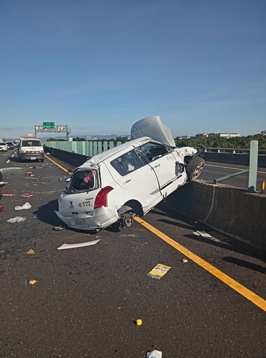 國3長治段小車爆胎撞護欄「車頭炸裂」 駕駛昏迷、乘客骨折