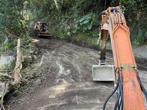 快訊/光禿山壁空拍曝！桃園雪霧鬧坍方斷路 露營區396人等搶通