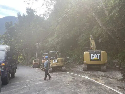 快訊/光禿山壁空拍曝！桃園雪霧鬧坍方斷路 露營區396人等搶通