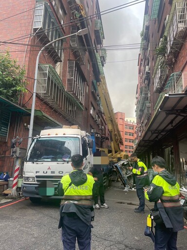 吊臂零件斷裂致命！土城印刷廠工人3樓高摔死 老闆被鐵板砸斷腿