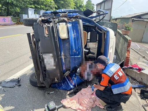 快訊/台南小貨車撞民宅圍牆側翻 1男1女腿骨折送醫搶救