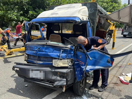 快訊/台南小貨車撞民宅圍牆側翻 1男1女腿骨折送醫搶救