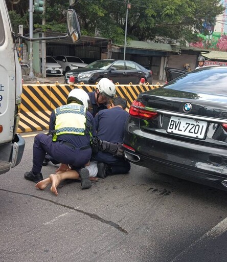 影/玩命！中和男開假車牌BMW連撞3車爆胎 被拖出逮捕辯：吃安眠藥恍神