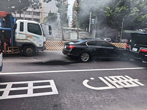 影/玩命！中和男開假車牌BMW連撞3車爆胎 被拖出逮捕辯：吃安眠藥恍神