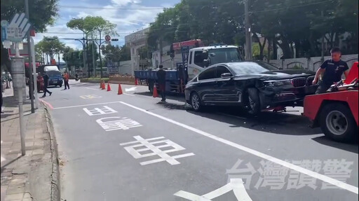 影/玩命！中和男開假車牌BMW連撞3車爆胎 被拖出逮捕辯：吃安眠藥恍神