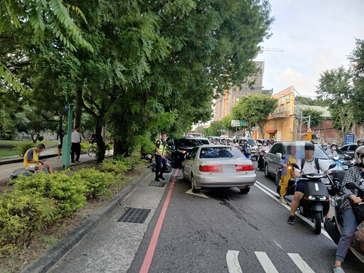 快訊/台南放學時間嚴重車禍！他逆向失控撞8車釀4人輕重傷 辯「為了閃機車」