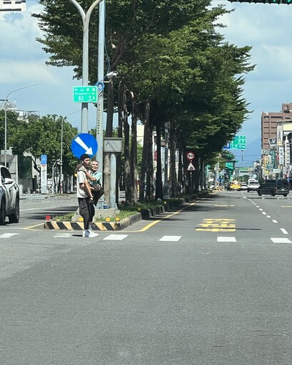 老翁烈日下「雙手爬行過馬路」！高雄暖男一把抱起 畫面曝光感動萬人