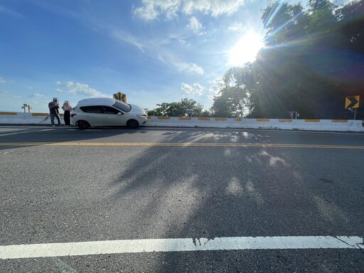 奇葩駕駛出沒！彰化轎車「過彎失控」衝對向車道 下秒「騎」上護欄