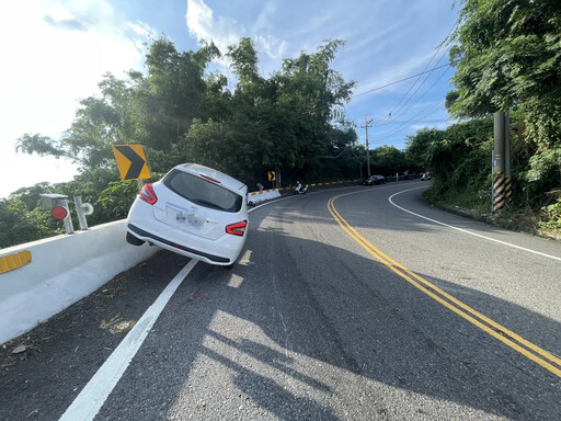 奇葩駕駛出沒！彰化轎車「過彎失控」衝對向車道 下秒「騎」上護欄