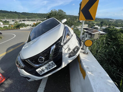 奇葩駕駛出沒！彰化轎車「過彎失控」衝對向車道 下秒「騎」上護欄