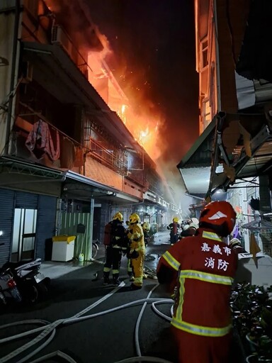 嘉義市嚴重火警「延燒5戶」疏散15人！警消窄巷艱難灌救 疑烤肉不慎釀禍