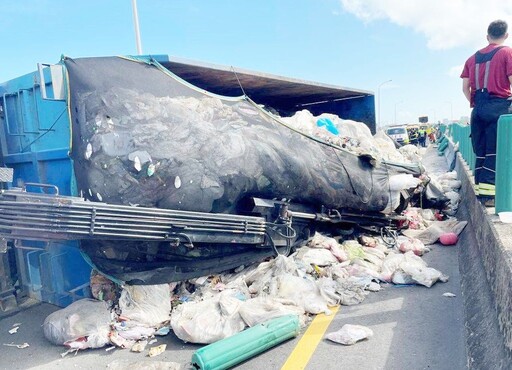 整條路臭到紫爆！台61線南下大園高架段「資源回收車爆胎翻車」