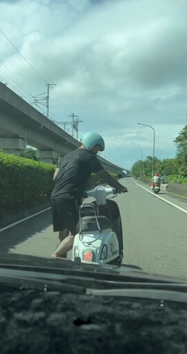 無端龜速擋車！台南機車怪男囂張倒數…「安全帽狂砸車窗恐嚇」 警追究2罪