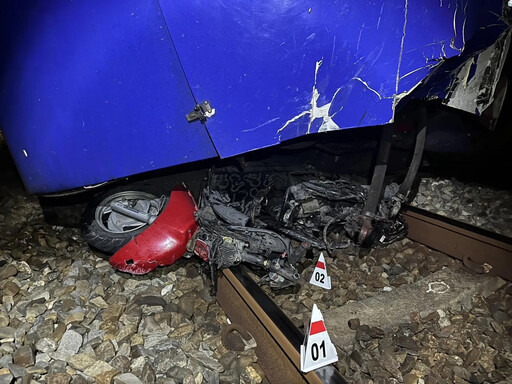 快訊/驚悚！台鐵區間車斗六段猛撞機車 50歲騎士頭顱變形溢腦漿身亡