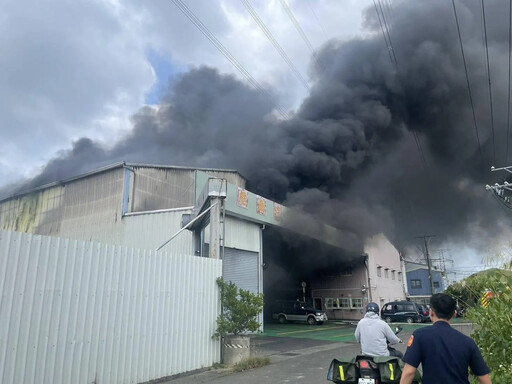 快訊/高雄廢棄汽車工廠大火！駭人黑煙直竄天際 4人驚逃