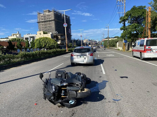 影/煞車不及！新竹大型重機追尾「翹孤輪」撞凹轎車 人重摔躺地了