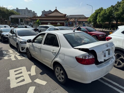 影/熬夜打電動！22歲男板殯前「睡著了」連撞兩車、衝到對向