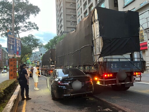 影/致命燒胎片！永和BMW猴追撞小黃 再追尾大貨車卡住輪胎空轉噴白煙