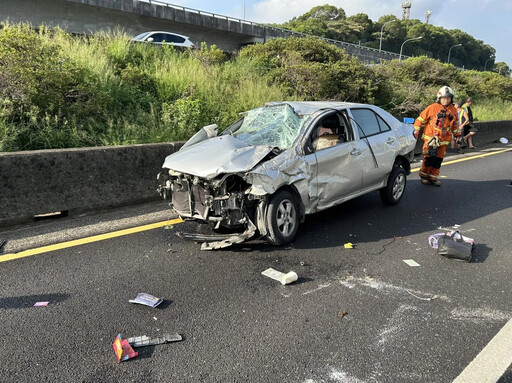 快訊/驚悚畫面曝光！國一南下桃園段2車追撞 女駕駛拋飛腦漿外溢身亡