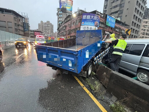 快訊/又是忠孝橋！小貨車突打滑撞對向「卡死橋上」 車頭全爛驚悚畫面曝