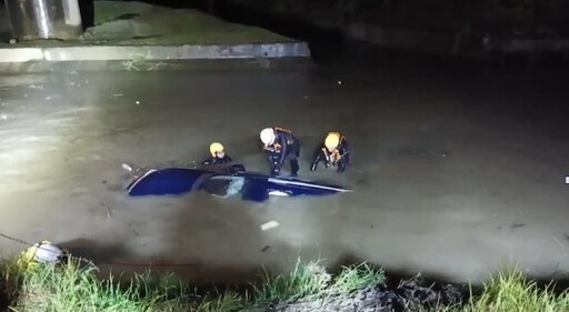 快訊/深夜驚魂！屏東轎車墜河濱公園 70歲駕駛OHCA急送醫