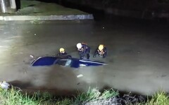 快訊/深夜驚魂！屏東轎車墜河濱公園 70歲駕駛OHCA急送醫