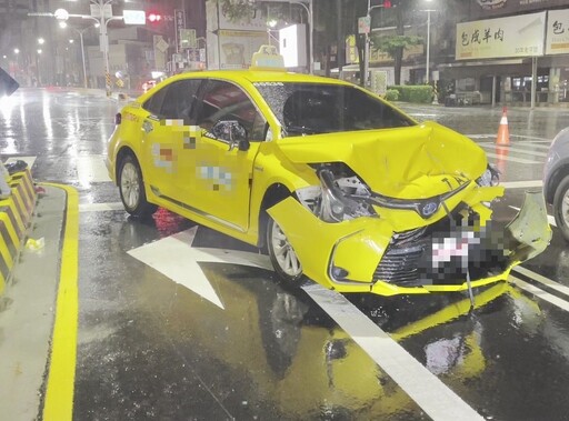 快訊/台南雨夜嚴重車禍！救護車出勤碰撞計程車 失控衝分隔島5人送醫