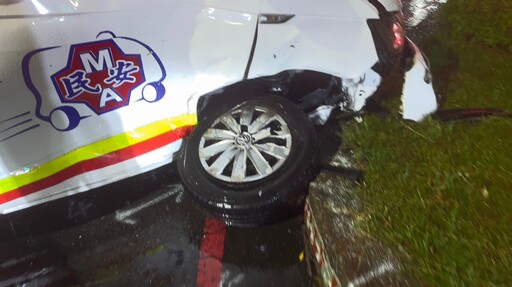 快訊/台南雨夜嚴重車禍！救護車出勤碰撞計程車 失控衝分隔島5人送醫