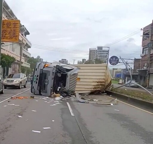 快訊/竹市西濱路聯結車自撞翻覆「駕駛夾困1小時」 搶救畫面曝！