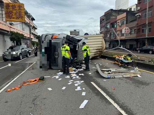 快訊/竹市西濱路聯結車自撞翻覆「駕駛夾困1小時」 搶救畫面曝！