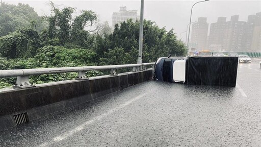 快訊/暴雨淹國道！小貨車打滑翻覆國3接土城台65出口 外車道受阻