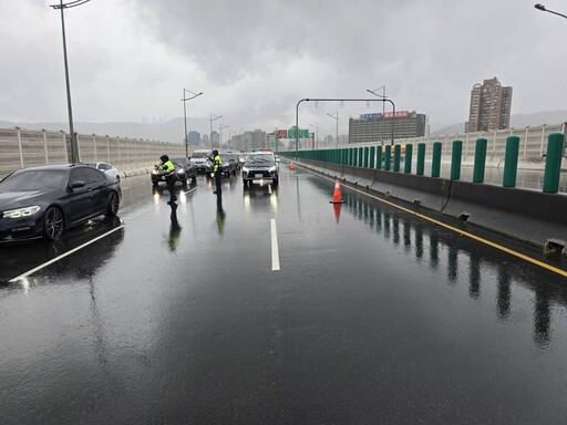 快訊/天雨路滑！洲美快速道1658萬麥拉倫750S撞分隔島 網歪樓「意境美」