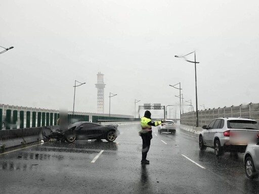 快訊/天雨路滑！洲美快速道1658萬麥拉倫750S撞分隔島 網歪樓「意境美」