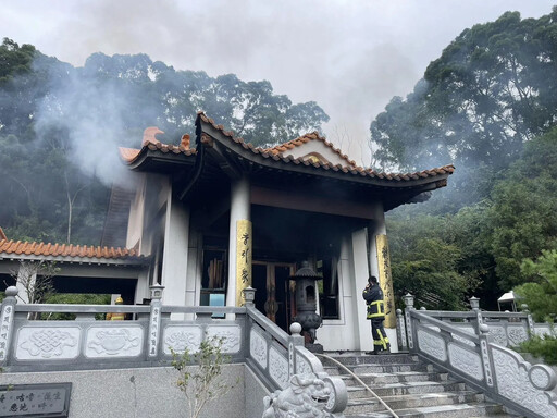 快訊/苗栗雷藏寺燭台起火 「神壇慘被燒」屋頂猛竄煙