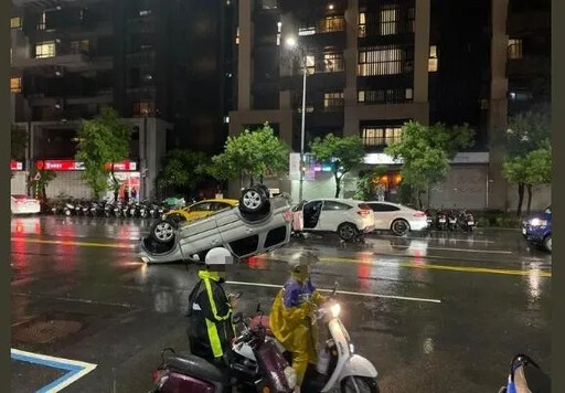 快訊/驚魂！新莊2車猛烈碰撞翻覆路中央 小客車露肚仰天釀2傷送醫