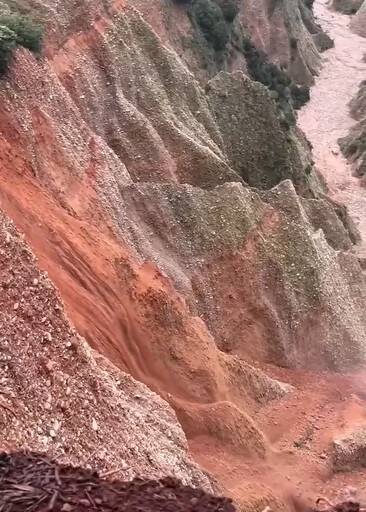 影/直擊！苗栗火炎山大雨沖刷「土石紅流狂瀉」 登山協會籲：勿上山