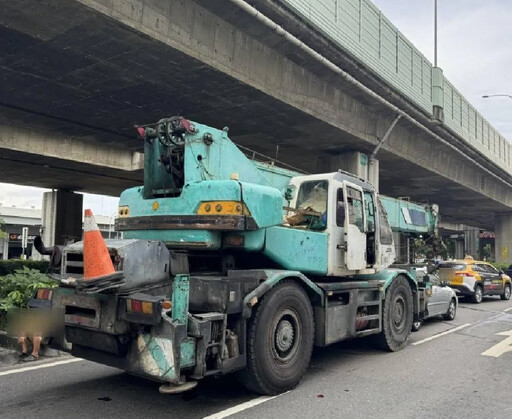 台74下匝道起重機「煞車失靈」連撞6車 438萬奧迪A8遭追尾