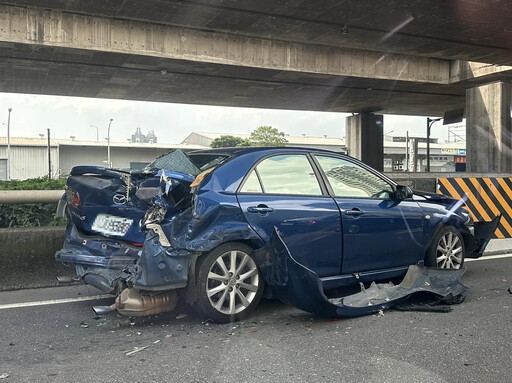 台74下匝道起重機「煞車失靈」連撞6車 438萬奧迪A8遭追尾