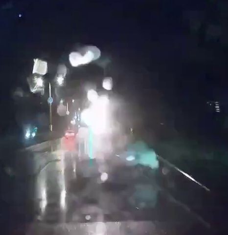 影/湖口驚悚車禍！賓士天雨路滑撞斷電桿 女騎士慘絆電線噴火花拋飛半空