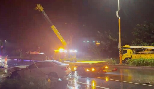 影/湖口驚悚車禍！賓士天雨路滑撞斷電桿 女騎士慘絆電線噴火花拋飛半空