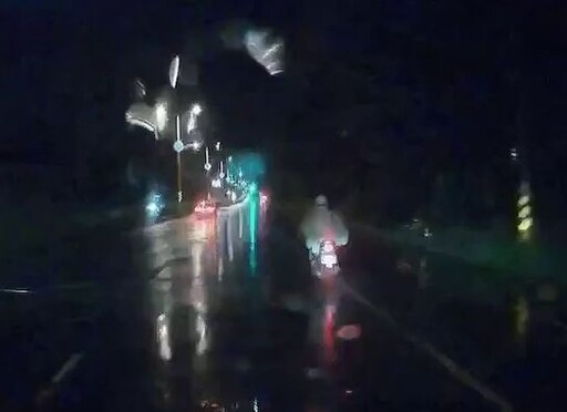 影/湖口驚悚車禍！賓士天雨路滑撞斷電桿 女騎士慘絆電線噴火花拋飛半空