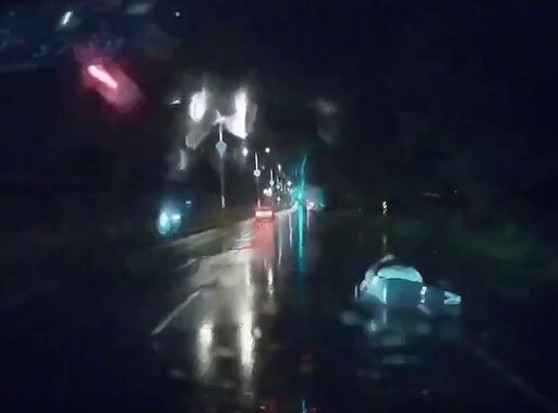 影/湖口驚悚車禍！賓士天雨路滑撞斷電桿 女騎士慘絆電線噴火花拋飛半空